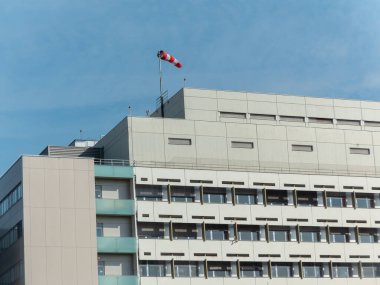 Rüzgâr yastığı binanın tepesindeki görsel rüzgar yönü göstergesidir.