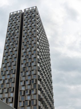 Kasvetli bir günde gökdelenin elementleri ve bulutlu gökyüzü