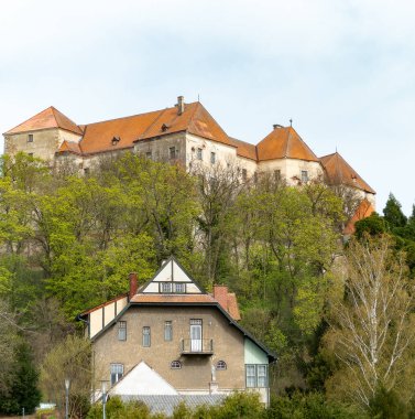 Neulengbach şehrinin sokak ve bina dekorasyonunun fotoğrafı, Avusturya