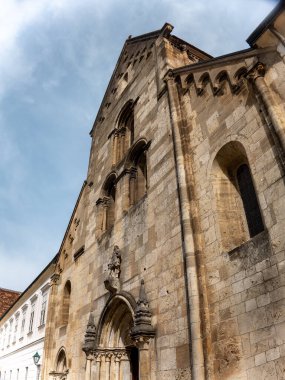 Heiligenkreuz, Avusturya - 14 Nisan 2024: Stift Heiligenkreuz manastırının iç ve dış detayları hakkında genel görüş