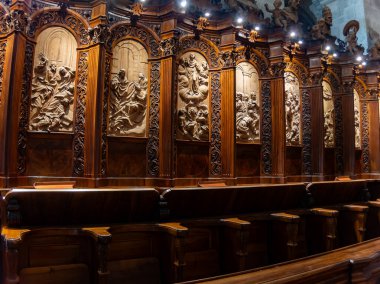 Heiligenkreuz, Avusturya - 14 Nisan 2024: Stift Heiligenkreuz manastırının iç ve dış detayları hakkında genel görüş