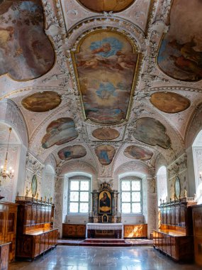 Heiligenkreuz, Avusturya - 14 Nisan 2024: Stift Heiligenkreuz manastırının iç ve dış detayları hakkında genel görüş