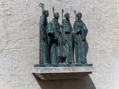 Heiligenkreuz, Avusturya - 14 Nisan 2024: Stift Heiligenkreuz manastırının iç ve dış detayları hakkında genel görüş