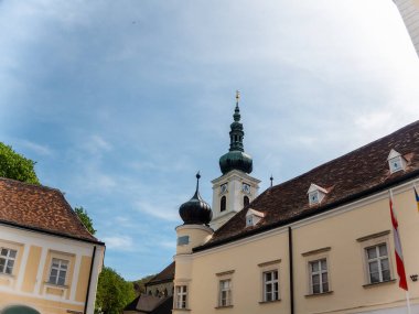 Heiligenkreuz, Avusturya - 14 Nisan 2024: Stift Heiligenkreuz manastırının iç ve dış detayları hakkında genel görüş