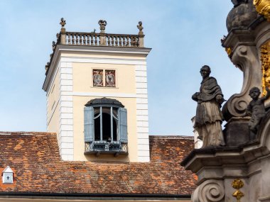 Heiligenkreuz, Avusturya - 14 Nisan 2024: Stift Heiligenkreuz manastırının iç ve dış detayları hakkında genel görüş