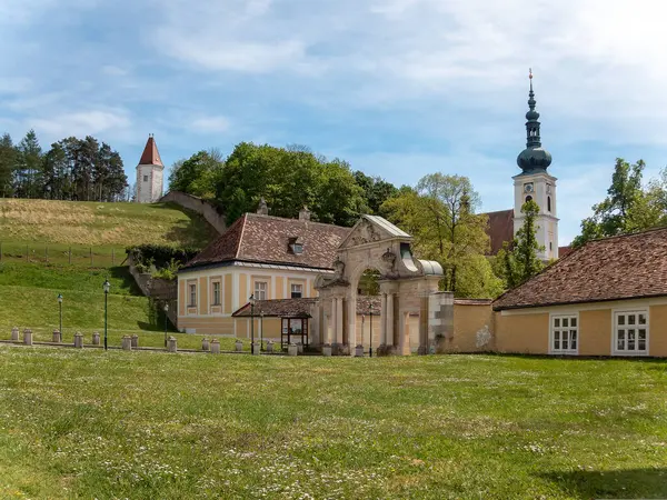 Heiligenkreuz, Avusturya - 14 Nisan 2024: Stift Heiligenkreuz manastırının iç ve dış detayları hakkında genel görüş