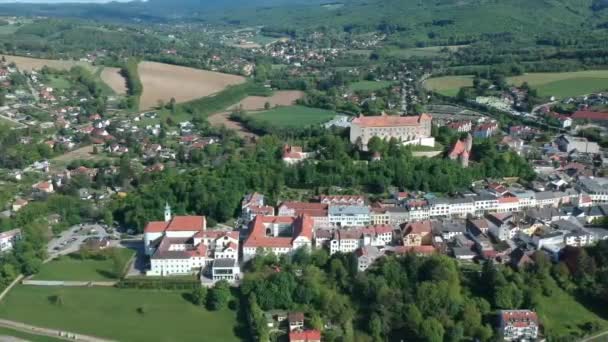 オーストリアのウィーン近くのヌルエンバッハ市の土地に関する空撮 — ストック動画