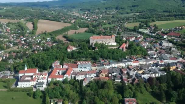 オーストリアのウィーン近くのヌルエンバッハ市の土地に関する空撮 — ストック動画