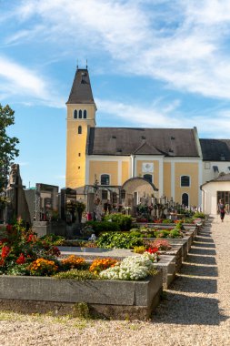 Yazın Boheimkirchen Kilisesi St. Jakob manzarası