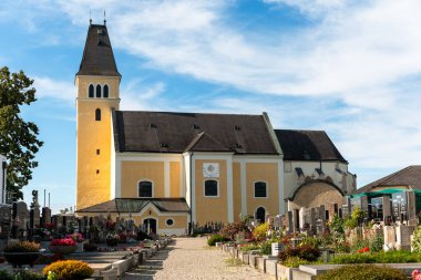 Yazın Boheimkirchen Kilisesi St. Jakob manzarası