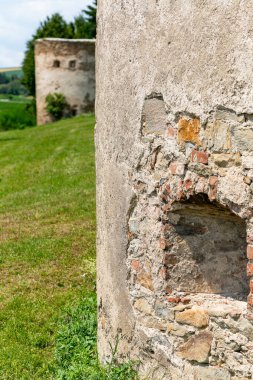 Yazın Ruine Raipoltenbach 'ı seyret