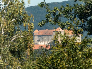 Neulengbach şatosuna, Avusturya 'ya ve yaz güneşine bakın.