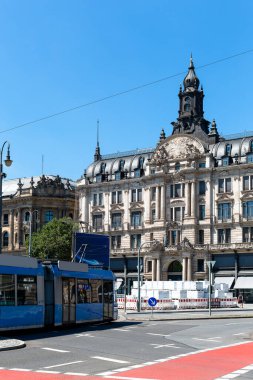 Münih, Almanya 'nın canlı caddelerini ve tarihi mimarisini yakalayarak, kentin kentsel manzarasında gelenek ve modernliğin eşsiz bir karışımını vurguluyor.