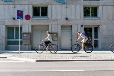 Münih, Almanya 'nın canlı caddelerini ve tarihi mimarisini yakalayarak, kentin kentsel manzarasında gelenek ve modernliğin eşsiz bir karışımını vurguluyor.