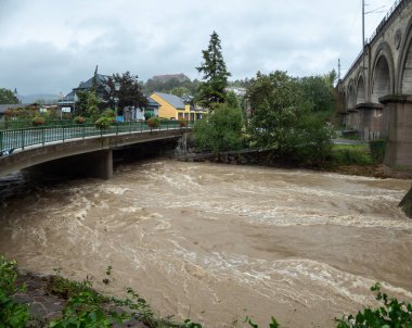 Neulengbach 'ta fırtına havası var Aşağı Avusturya nehri taşkını