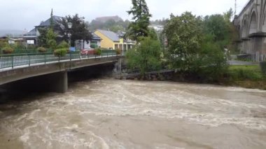 Neulengbach 'ta fırtına havası var Aşağı Avusturya nehri taşkını 