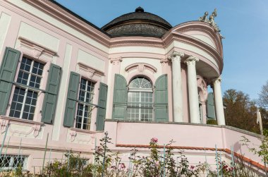 Melk, Avusturya - 19 Ekim 2024: Ilık sonbaharda Melk Abbey park binalarına bakın