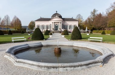 Melk, Avusturya - 19 Ekim 2024: Ilık sonbaharda Melk Abbey park binalarına bakın