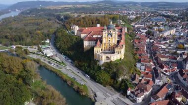 Melk, Avusturya - 19 Ekim 2024: Melk Manastırı 'nın ılık sonbaharda havadan görünüşü 