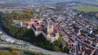 Melk, Avusturya - 19 Ekim 2024: Melk Manastırı 'nın ılık sonbaharda havadan görünüşü 