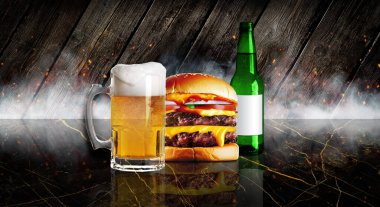 Bira fincanı, hamburger ve yeşil bira şişesi koyu mermer üzerinde tüten arka plan