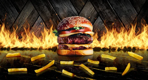 Burger Frytki Czarno Złotym Marmurowym Szczycie Grillującymi Płomieniami Ukośnymi Drewnianymi — Zdjęcie stockowe