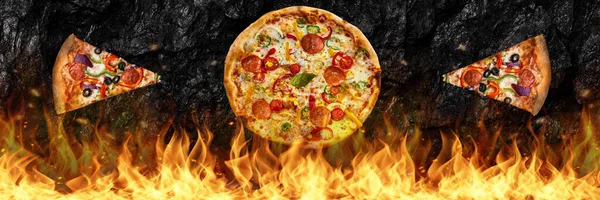 Płomienie Piekące Pizzę Grilla Kawałki Pizzy Tle Węgla — Zdjęcie stockowe