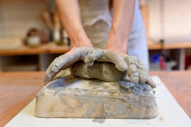 İstanbul, Türkiye, 14 Mayıs 2023 Saffet ebi okulundaki genel seçimlerde genç bir kadının oy kullandığı görülüyor. 64 milyon Türk vatandaşı oy kullanmak için sandık başına çağrıldı.