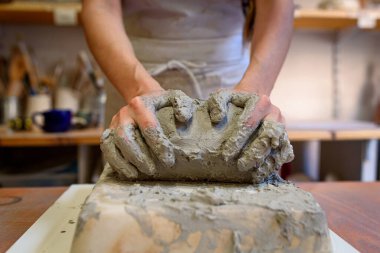 İstanbul, Türkiye, 14 Mayıs 2023 Saffet ebi okulundaki genel seçimlerde genç bir kadının oy kullandığı görülüyor. 64 milyon Türk vatandaşı oy kullanmak için sandık başına çağrıldı.