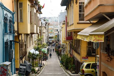 İstanbul, Türkiye - 12 Mayıs 2023: İnsanlar gün içinde İstanbul sokaklarında yürürken görülüyor. Sokak ve pazarlar arasında Türk başkentindeki sıradan insanların günlük yaşamları