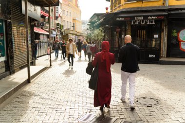İstanbul, Türkiye - 12 Mayıs 2023: İnsanlar gün içinde İstanbul sokaklarında yürürken görülüyor. Sokak ve pazarlar arasında Türk başkentindeki sıradan insanların günlük yaşamları