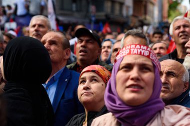İstanbul, Türkiye - 13 Mayıs 2023: Kizilay Meydani 'de düzenlenen Recep Tayyip Erdoğan cumhurbaşkanlığı mitinginde kalabalık görülüyor. Mitinge binlerce kişi katıldı..