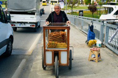 İstanbul, Türkiye, 14 Mayıs 2023 Saffet ebi okulundaki genel seçimlerde genç bir kadının oy kullandığı görülüyor. 64 milyon Türk vatandaşı oy kullanmak için sandık başına çağrıldı.