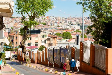 İstanbul, Türkiye - 12 Mayıs 2023: İnsanlar gün içinde İstanbul sokaklarında yürürken görülüyor. Sokak ve pazarlar arasında Türk başkentindeki sıradan insanların günlük yaşamları