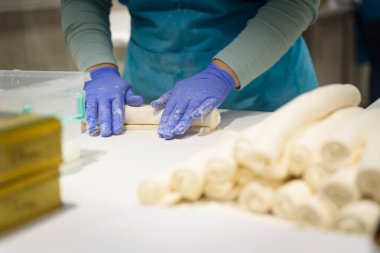 Ellerinizi kapayın ve fırının içinde hamuru yuvarlayan geleneksel Türk lokumu hazırlayın. Türkiye tatlılarıyla ünlüdür