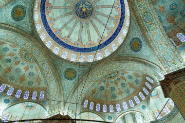 Duvağı olan Müslüman kadınlar İstanbul 'da bir caminin içinde peçeyle ve diz çökerek dua ederken görülüyor.