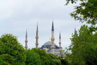 İstanbul, Türkiye, 14 Mayıs 2023 Saffet ebi okulundaki genel seçimlerde genç bir kadının oy kullandığı görülüyor. 64 milyon Türk vatandaşı oy kullanmak için sandık başına çağrıldı.