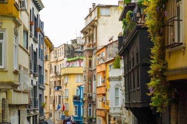 İstanbul Balat 'ta sokak ve sokak manzaralı renkli evler ve binalar. İstanbul 'un tarihi kentindeki mimari ve günlük yaşam örnekleri