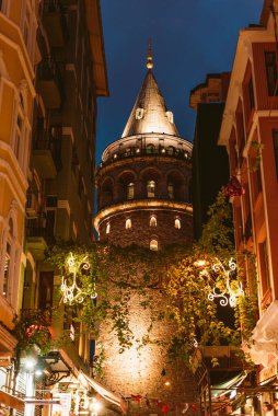 Duvağı olan Müslüman kadınlar İstanbul 'da bir caminin içinde peçeyle ve diz çökerek dua ederken görülüyor.