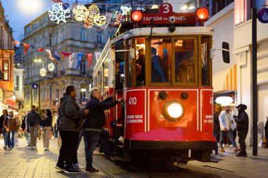 Duvağı olan Müslüman kadınlar İstanbul 'da bir caminin içinde peçeyle ve diz çökerek dua ederken görülüyor.