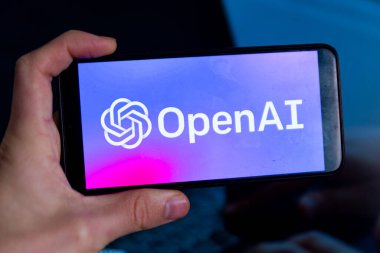 Barselona, İspanya - 03 Şubat 2023: OpenAI yazılım logosu mobil ekranda gösterildi. Yapay zeka programları, diğer adıyla yapay zeka, birçok endüstride devrim yaratıyor. (Fotoğraf: Davide Bonaldo / Sipa USA)