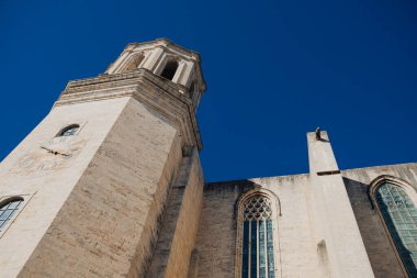 Girona, İspanya, 22 Ekim 2022: Girona Katedrali ana cephesi ve Girona Eski Kasabası 'ndaki Ortaçağ Aziz Mary Katedrali' nin kapatılması