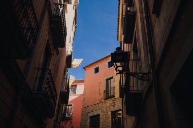 Güneşli bir günde Katalonya 'nın Girona kasabasının küçük sokaklarında geleneksel İspanyol mimarisi