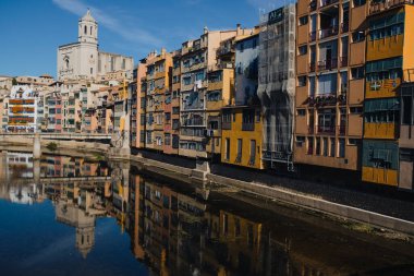 Duvağı olan Müslüman kadınlar İstanbul 'da bir caminin içinde peçeyle ve diz çökerek dua ederken görülüyor.