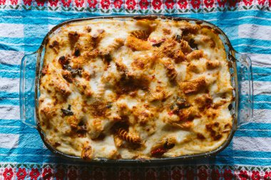 Ev yapımı fırında makarna güveci ve taze peynir. Geleneksel İtalyan yemeği 