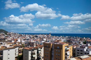 İspanya 'da turistik bir yaz merkezi olan Sitges' in manzarası, mavi gökyüzü olan bir yaz günü boyunca