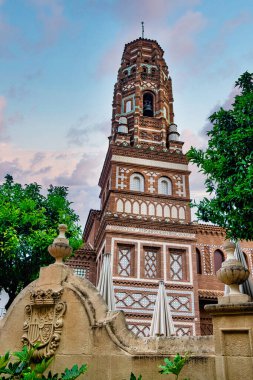 İspanya 'nın Aragon kentindeki Utebo kasabasından Poble Espanyol çan kulesi, El Torre de los Espejos, ya da ayna kulesi.