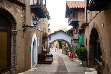 Poble Espanyol parkının içinde İspanya 'nın Barselona şehrinde 16 Ağustos 2022 tarihinde görülmektedir. Poble Espanyol, İspanya 'nın klasik ve geleneksel mimarisinin bir yeniden yaratımıdır.