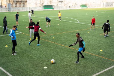 Genç Afrikalı göçmenler 19 Ocak 2021 'de İspanya' nın Barselona kentinde Ong SSB tarafından sunulan bir uygulama sırasında futbol oynarlar. Ong sporu genç göçmenlerin entegrasyonunu arttırmak için kullanır..