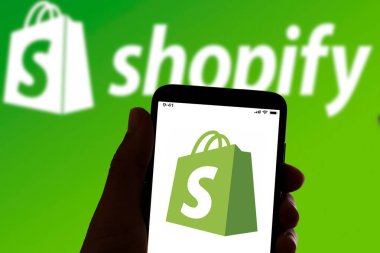 Çevrimiçi ödeme ve bankacılık uygulaması Shopify logosu 6 Temmuz 2022 'de İspanya' nın Barcelona kentindeki bir cep telefonunun ekranında görülüyor.